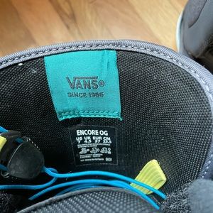 Brand new size 7W women’s snowboards boats. Worn only once.